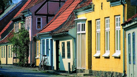 Sommarbild från Odense - en stad jag kanske besöker under sommarens första "minisemester" (bild från nätet) Sommarbild från Odense - en stad jag kanske besöker under sommarens första "minisemester" (bild från nätet)
