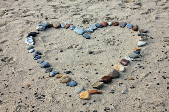 Foto: Pixabay, hjärta av stenar, strand, hjärta i sanden.