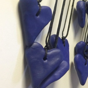 Handgjort halsband som stöder Blue Heart Project!