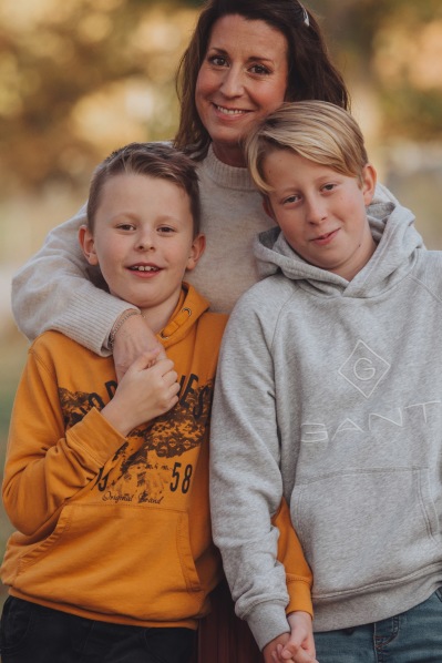 Även fotografen ser till att bli fotad med sina barn då och då. Även fotografen ser till att bli fotad med sina barn då och då.