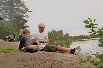 Gör nu som Jens med sonen Harry gjorde på vår årliga fiskedag, njut av sommaren Gör nu som Jens med sonen Harry gjorde på vår årliga fiskedag, njut av sommaren