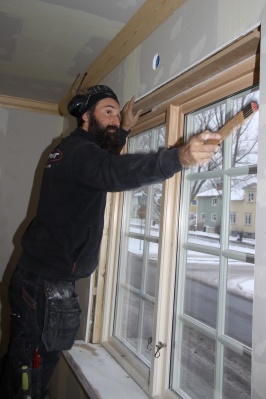 Peter mäter fönstersmygar i en villa i Enskede. Peter mäter fönstersmygar i en villa i Enskede.