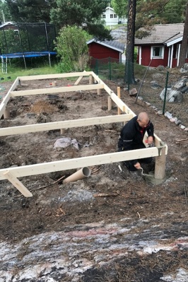 Adam gjuter plintar för återställningen av en nedbrunnen bod. Adam gjuter plintar för återställningen av en nedbrunnen bod.