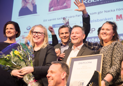 Anna Kindberg-Batra delade ut utmärkelsen till att stort och glatt gäng från Dipart. Anna Kindberg-Batra delade ut utmärkelsen till att stort och glatt gäng från Dipart.