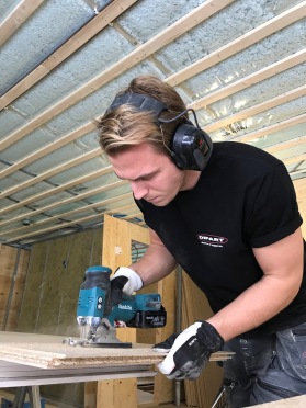 Johannes sågar plyfa vid återställningen av en brandskada. Johannes sågar plyfa vid återställningen av en brandskada.