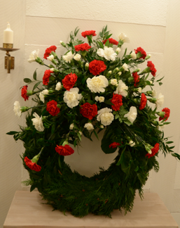 Begravningskrans - Begravningskrans röd & vit (enligt bild)