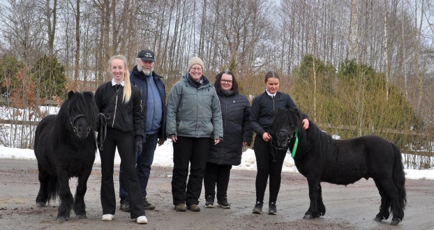 Allegro t v. med sin familj: Freja (Furunäs), Magnus, Lottie (Furunäs), Johanna, Wida och brorsan Amaretto. Foto: Annette Wadman