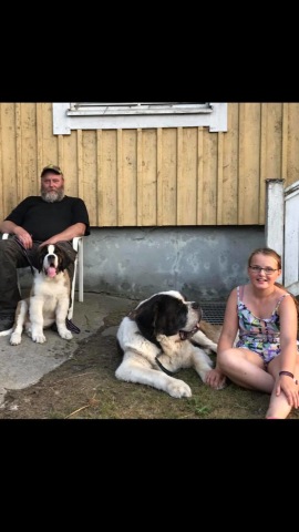 Alvar med sin familj (aug 2018)