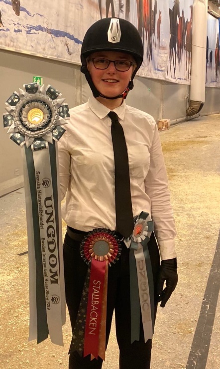 Svensk Mästare i visning av häst vid hand - Young Handler Award 2019 (ålder 12-17år) på Friends Arena i Stockholm.  Wida var 13 år vid tillfället och yngst i sin kategori.