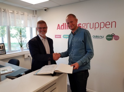 Johan Kleberg, VD Adlibrisgruppen och Henrik Lindley, VD Morgongåva Företagspark undertecknar de nya hyresavtalen. (Fotograf: Elin Rembrandt) Johan Kleberg, VD Adlibrisgruppen och Henrik Lindley, VD Morgongåva Företagspark undertecknar de nya hyresavtalen. (Fotograf: Elin Rembrandt)