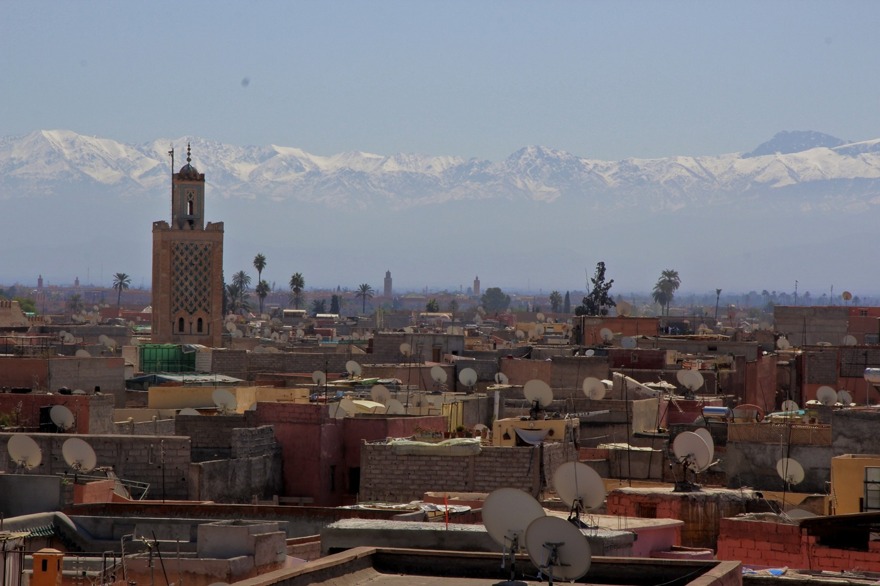 Magiska Marrakech. Tappa bort dig i medinas gränder, shoppa till du droppar och ät middag på sagotorget Djemaa el Fna. marockoresan.se
