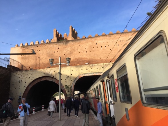 Marockos tåglinje går från Tanger till Marrakech, och från Casablanca till Oujda nära Algeriet.