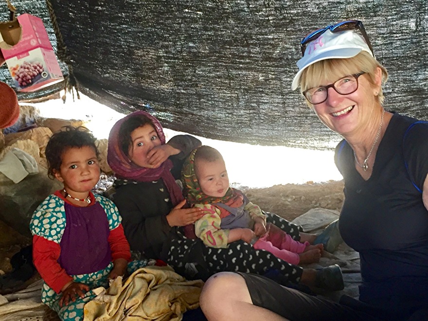 Under resan Marocko på riktigt gör vi en vandring i Toudraravinen och besöker en nomadfamilj i deras tält. marockoresan.se