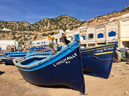 Tafedna är en fiskeby några mil söder om Essaouira. Här dras fiskebåtarna upp på land för att sälja sin fångst. Köp en som ser god ut och låt Ahmed grilla den.  marockoresan.se
