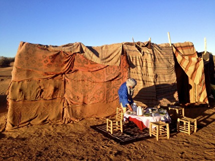 Saharas sandöken vid M´hamid är vildare, har lägre sanddyner, men ligger närmare Marrakech.