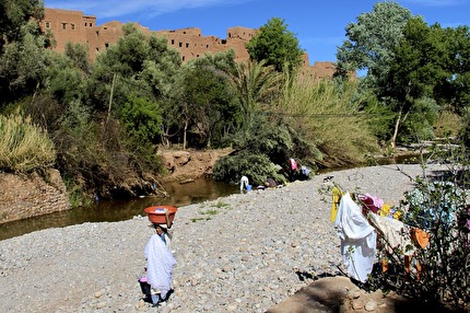 Berberkvinnor tvättar kläder. Möt dem under Marockoresans tur