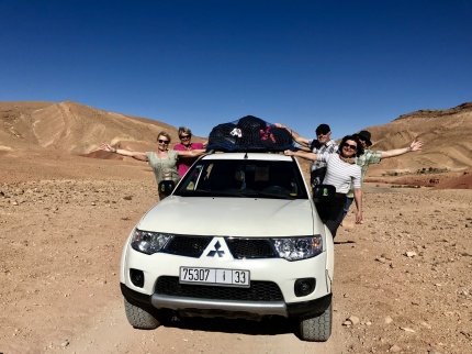 Vår vandring i Boutharar går i dramatisk natur i  Atlasbergen,  genom berberbyar och över floden,