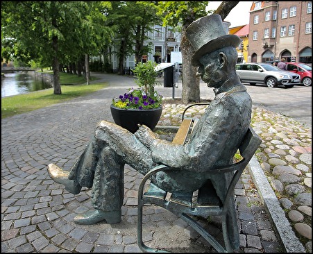 Statyn med Nils Ferlin som sitter på en bänk vid Skillerälven i centrala Filipstad. Statyn är av brons och skapad av K.G Bejemark. Statyn med Nils Ferlin som sitter på en bänk vid Skillerälven i centrala Filipstad. Statyn är av brons och skapad av K.G Bejemark.