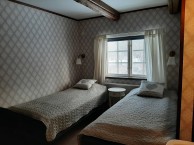 Rum 9, Sibbahult. 2 sängar, sitthörna med 2 fåtöljer, skåp och tvättställ.