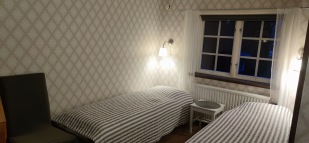 Room 11, Anemåla. This room includes 2 single beds, writing desk with chair and a sink. Here dogs are welcome as well!