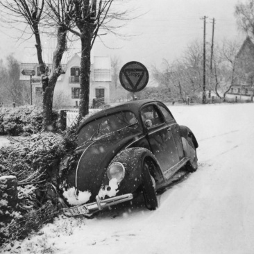 Sture Thorén kör av vägen en vinter 1962. Foto: Lilly Kroon