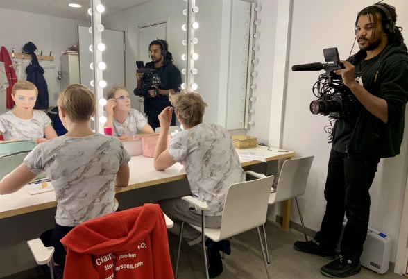 Mira och Victor i sminket med filmare Ali Quraishi, foto Lina Dahlgren Mira och Victor i sminket med filmare Ali Quraishi, foto Lina Dahlgren