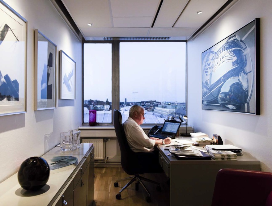 Lagerkvist & Partners VD Magnus Lagerkvist omgiven av konst på sitt kontor. Foto: Mattias Lindbäck