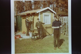 Foto från 1975, Alvar Svensson Stuga 8330, Malte & Anders Svensson Stuga 8325, Fixar med fiskenäten