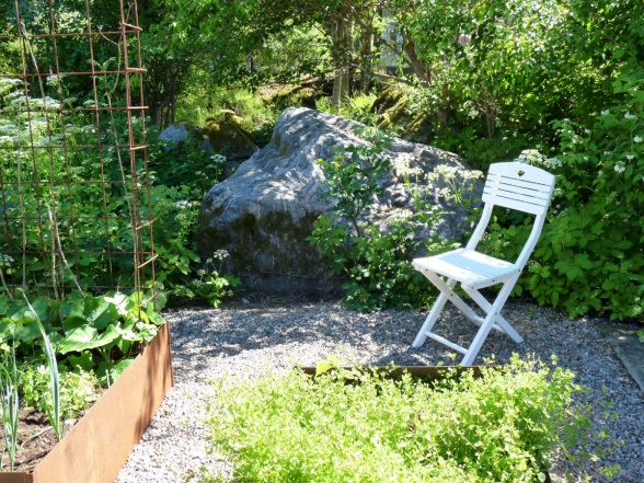 En liten stol placerad så att man lätt kan sätta sig en stund och njuta av grönsaksodlingarna. En liten stol placerad så att man lätt kan sätta sig en stund och njuta av grönsaksodlingarna.