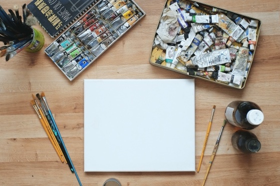 En tom målarduk kan kännas svår att börja på, precis som en ny tomt eller trädgård. (Bild från Pixabay)