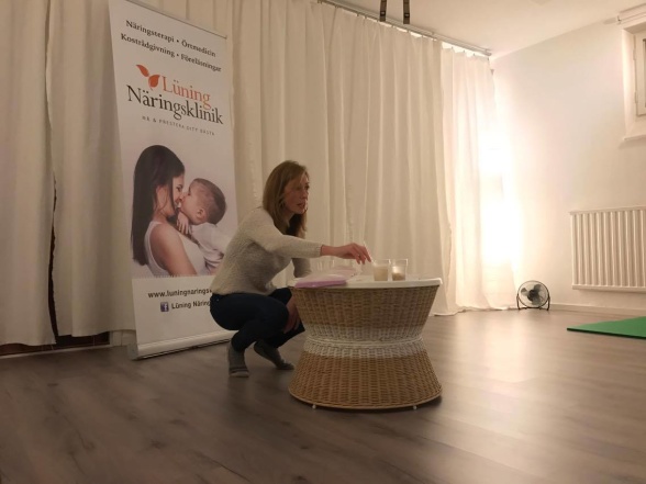 Visar hur enzymer påverkar nedbrytningen av mat Visar hur enzymer påverkar nedbrytningen av mat