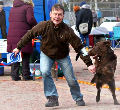 Glad hund och ägare. Foto Katja Korhonen Glad hund och ägare. Foto Katja Korhonen