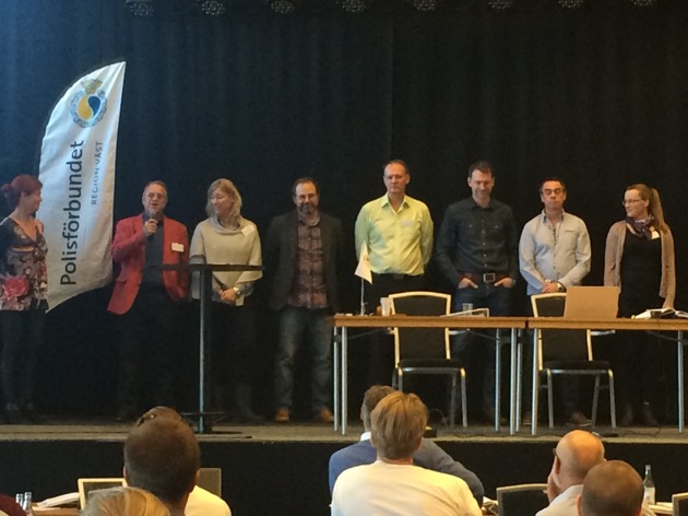 Foto taget av Maria Darholm. Från vänster: Katharina von Sydow, Anders Seilenz, Louise Kristensson, Björn Johnsson, Kent Darrell, Mattias Jönsson , Mats Lundberg och Emelie Risberg. Foto taget av Maria Darholm. Från vänster: Katharina von Sydow, Anders Seilenz, Louise Kristensson, Björn Johnsson, Kent Darrell, Mattias Jönsson , Mats Lundberg och Emelie Risberg.