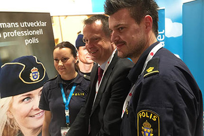 Inrikesminister Anders Ygeman möter Emelie Risberg och Peppe Larsson i Polisförbundets kongressmonter. Inrikesminister Anders Ygeman möter Emelie Risberg och Peppe Larsson i Polisförbundets kongressmonter.
