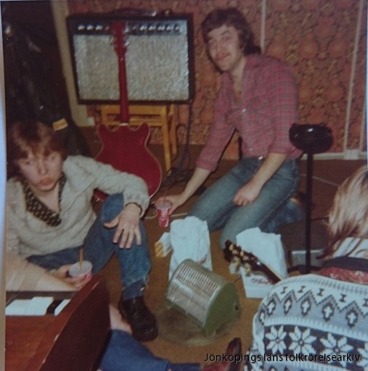 Klassiska replokalen "Kåken" på Smedjegatan 26. Här är det lunch med hamburgare från lika klassiska O´Briens. På bilden Togga, Bula och Osmo. Foto från Mikael Brandt. Klassiska replokalen "Kåken" på Smedjegatan 26. Här är det lunch med hamburgare från lika klassiska O´Briens. På bilden Togga, Bula och Osmo. Foto från Mikael Brandt.