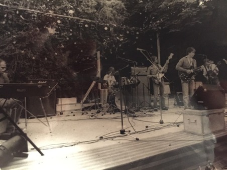 En bild från spelningen vid gamla brandstationen. Från vänster "Bubben" Ahlberg, "Bulten" Brandt, Magnus Lindsten, Bula själv och Togga Arwedson. Fotograf är gitarristen Stefan Valfridsson, som lämnat En bild från spelningen vid gamla brandstationen. Från vänster "Bubben" Ahlberg, "Bulten" Brandt, Magnus Lindsten, Bula själv och Togga Arwedson. Fotograf är gitarristen Stefan Valfridsson, som lämnat