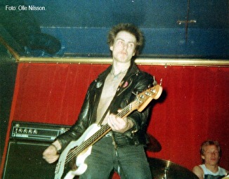 Sid Vicious och i bakgrunden Paul Cook. Foto: Olle Nilsson. Sid Vicious och i bakgrunden Paul Cook. Foto: Olle Nilsson.