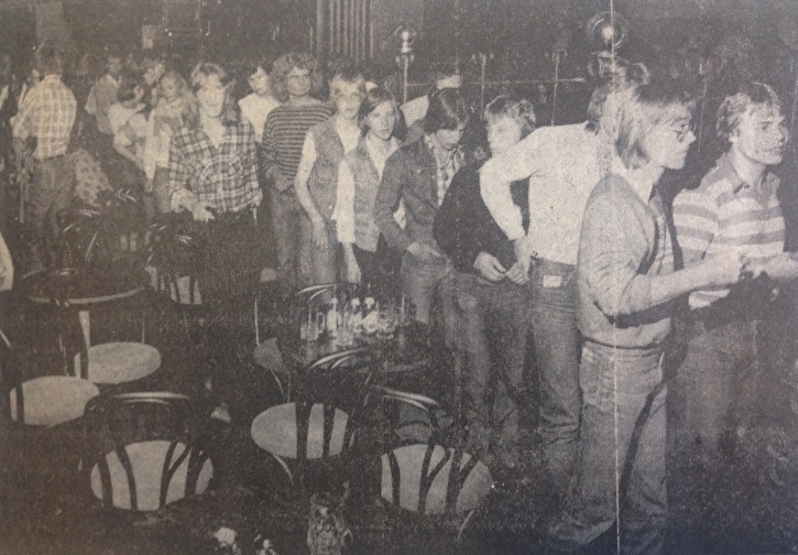 Publiken på väg tillbaka in till konserten. I mitten syns Mats Danielsson och Janne Buchar i Crut. Foto: Smålands Folkblad. Publiken på väg tillbaka in till konserten. I mitten syns Mats Danielsson och Janne Buchar i Crut. Foto: Smålands Folkblad.