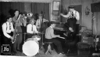 Conny Richs orkester i en tillfällig uppsättning i Forserums Folkets Park 1946. Foto ur Birger Creutz samling (JFA). Conny Richs orkester i en tillfällig uppsättning i Forserums Folkets Park 1946. Foto ur Birger Creutz samling (JFA).