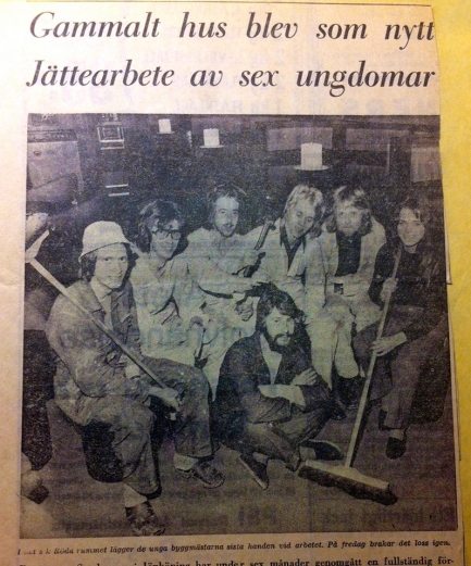 När lokalerna renoverades var tidningen på plats och gjorde ett reportage. Till höger med sopborste Margareta Järvhammar och längst fram i mitten Claes Lindkvist. Tidningsklipp från Tommy Sörensen. När lokalerna renoverades var tidningen på plats och gjorde ett reportage. Till höger med sopborste Margareta Järvhammar och längst fram i mitten Claes Lindkvist. Tidningsklipp från Tommy Sörensen.