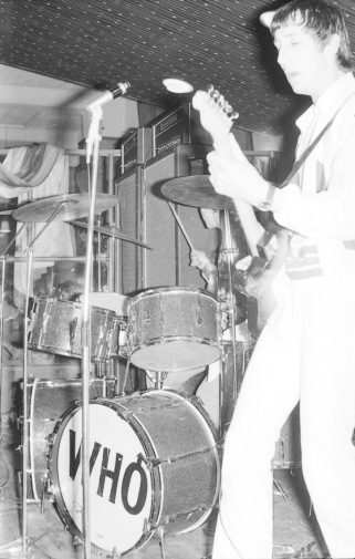 Bakom gitarristen Pete Townshend skymtar trumslagaren Keith Moon. Foto: Putte Merkert. Bakom gitarristen Pete Townshend skymtar trumslagaren Keith Moon. Foto: Putte Merkert.