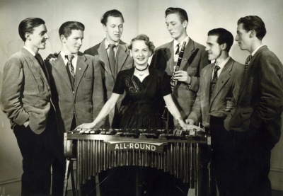 Six Swingers 1949: Rune Liedström, Charles Gustafsson, Hans Svensson, Gun Carlsson, Gösta Hörndahl, Gunnar Engkvist och Rune Ceder. Foto från Rune Liedström. Six Swingers 1949: Rune Liedström, Charles Gustafsson, Hans Svensson, Gun Carlsson, Gösta Hörndahl, Gunnar Engkvist och Rune Ceder. Foto från Rune Liedström.