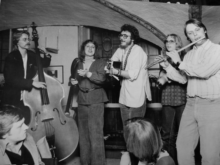 Ljongeld spelar på Mäster Gudmunds källare våren 1979. Då var både basisten Stefan Bellnäs och Kerstin Lindberg nya medlemmar. Ljongeld spelar på Mäster Gudmunds källare våren 1979. Då var både basisten Stefan Bellnäs och Kerstin Lindberg nya medlemmar.