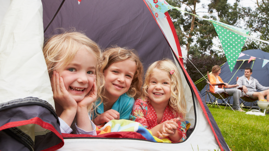 Barn som tältar på camping Barn som tältar på camping