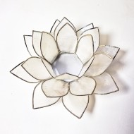 Lotusblomma ljuslykta - Vit med silverkant