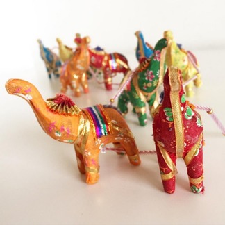 Hängande mobil med färgglada elefanter i kitschig Indisk stil - Elefant på tråd