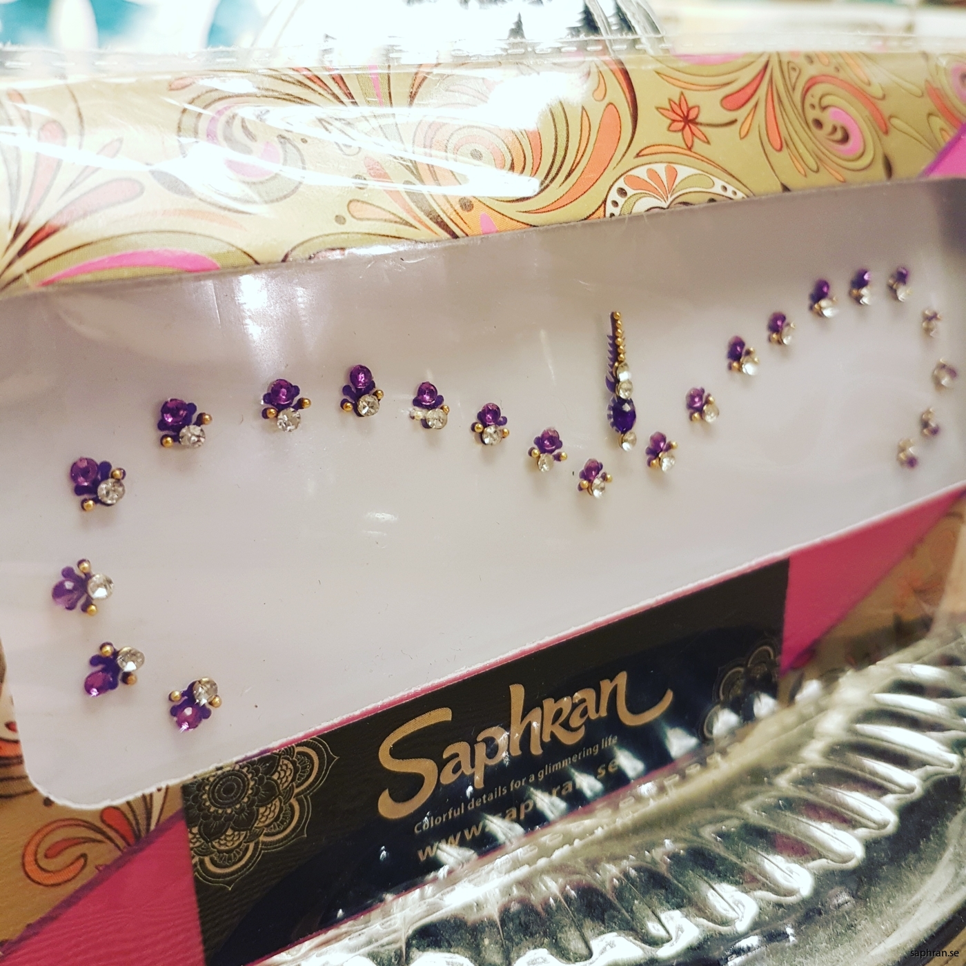 Ett lila orientaliskt smycke för fest