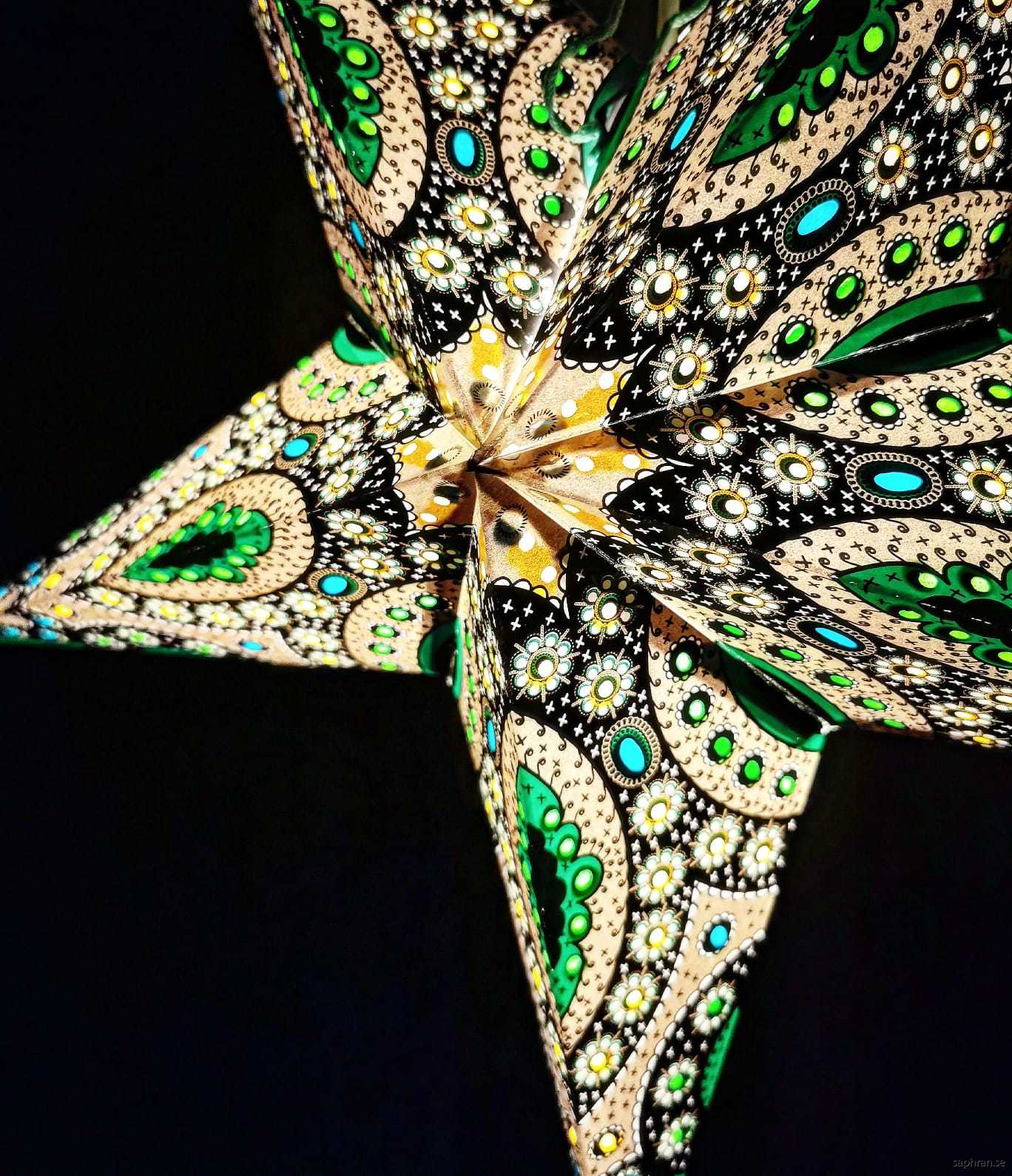 Mörkgrön julstjärna med guldiga detaljer