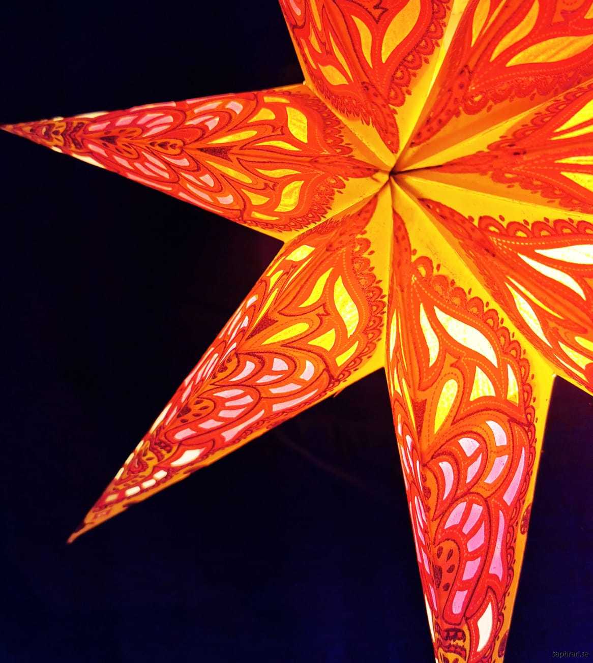 Orientalisk mönstrad julstjärna/adventsstjärna i papper. Tillverkad i Indien