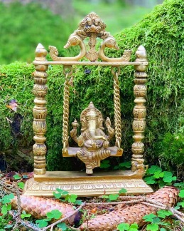 Ganesh på gunga Mässingsstaty - Sittande Ganesh